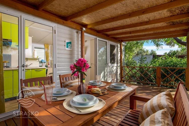 Mobile Home Mediteran Superior By The Pool In Caravan Park Strasko, Novalja Exterior foto