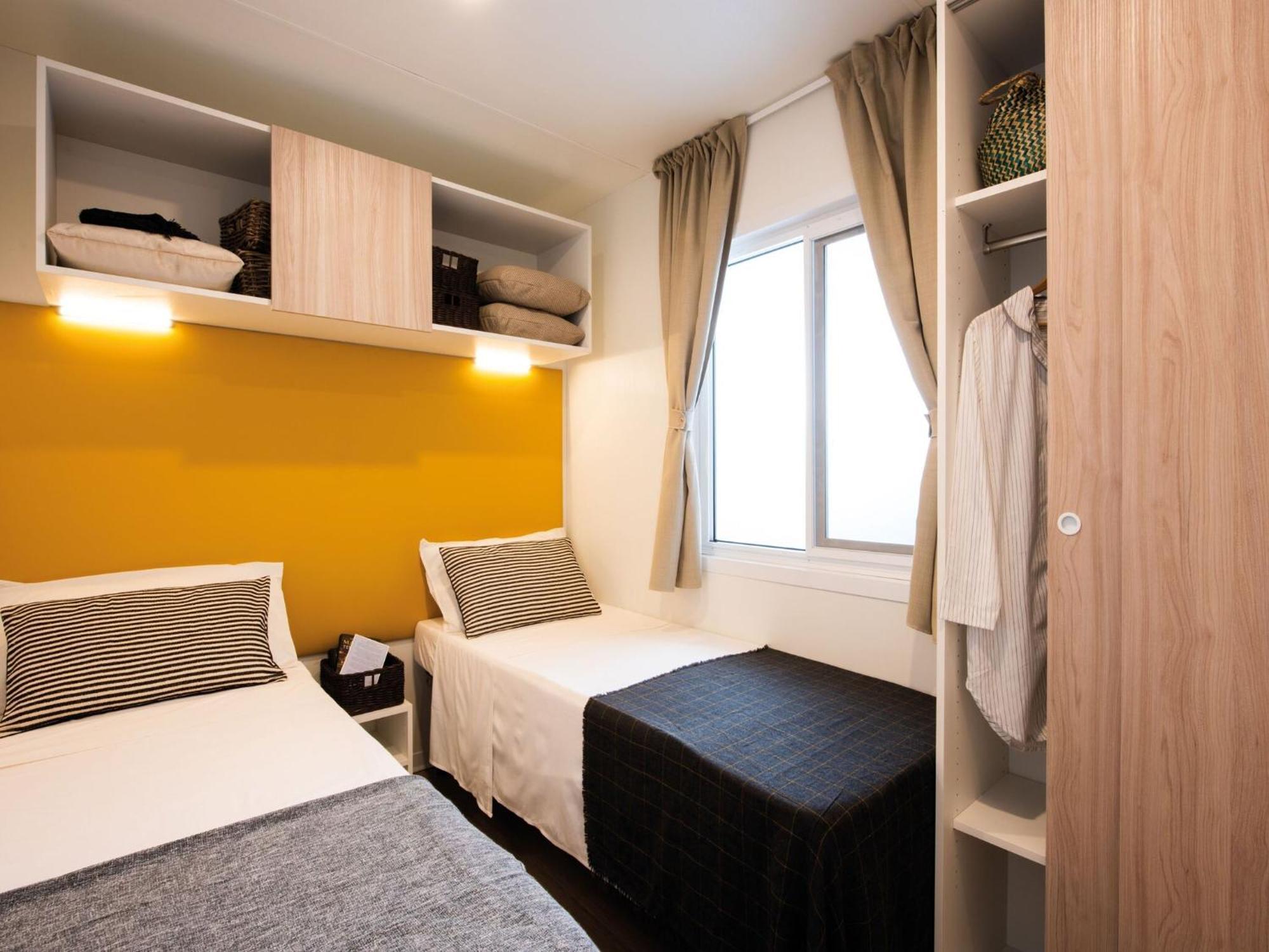 Mobile Home Mediteran Superior By The Pool In Caravan Park Strasko, Novalja Exterior foto